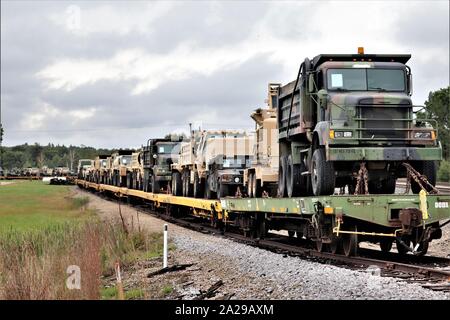 Militärische Fahrzeuge und Ausrüstungsgegenstände von der 829th Engineer Unternehmen sind auf triebwagen Sept. 27, 2019 geladen, am Fort McCoy, Wis die Ausrüstung für einen Einsatz in Übersee im Jahr später ausgeliefert wurde. Die Schiene wird geladen und die damit verbundenen Arbeiten wurde von der 829Th und Mitarbeiter mit der Festung McCoy Logistics Readiness Center Transport Division abgeschlossen. (U.S. Armee Foto von Scott T. Sturkol, Public Affairs Office, Fort McCoy, Wis.) Stockfoto