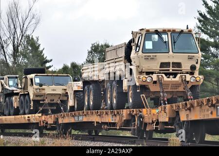 Militärische Fahrzeuge und Ausrüstungsgegenstände von der 829th Engineer Unternehmen sind auf triebwagen Sept. 27, 2019 geladen, am Fort McCoy, Wis die Ausrüstung für einen Einsatz in Übersee im Jahr später ausgeliefert wurde. Die Schiene wird geladen und die damit verbundenen Arbeiten wurde von der 829Th und Mitarbeiter mit der Festung McCoy Logistics Readiness Center Transport Division abgeschlossen. (U.S. Armee Foto von Scott T. Sturkol, Public Affairs Office, Fort McCoy, Wis.) Stockfoto