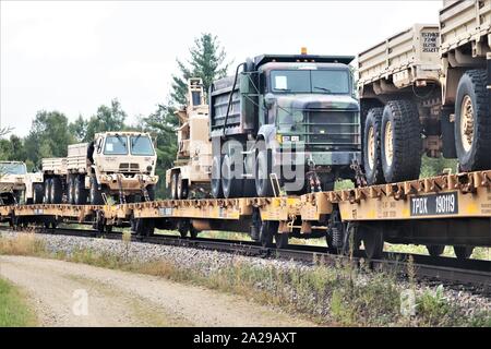 Militärische Fahrzeuge und Ausrüstungsgegenstände von der 829th Engineer Unternehmen sind auf triebwagen Sept. 27, 2019 geladen, am Fort McCoy, Wis die Ausrüstung für einen Einsatz in Übersee im Jahr später ausgeliefert wurde. Die Schiene wird geladen und die damit verbundenen Arbeiten wurde von der 829Th und Mitarbeiter mit der Festung McCoy Logistics Readiness Center Transport Division abgeschlossen. (U.S. Armee Foto von Scott T. Sturkol, Public Affairs Office, Fort McCoy, Wis.) Stockfoto