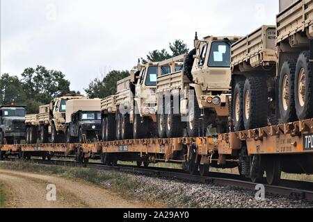 Militärische Fahrzeuge und Ausrüstungsgegenstände von der 829th Engineer Unternehmen sind auf triebwagen Sept. 27, 2019 geladen, am Fort McCoy, Wis die Ausrüstung für einen Einsatz in Übersee im Jahr später ausgeliefert wurde. Die Schiene wird geladen und die damit verbundenen Arbeiten wurde von der 829Th und Mitarbeiter mit der Festung McCoy Logistics Readiness Center Transport Division abgeschlossen. (U.S. Armee Foto von Scott T. Sturkol, Public Affairs Office, Fort McCoy, Wis.) Stockfoto