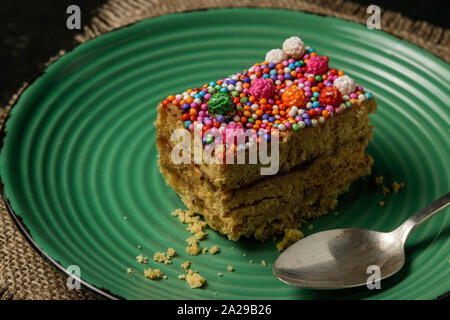 Peruanische klassische Dessert, Turron de Doña Pepa mit Honig und Süßwaren Stockfoto