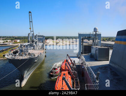 190921-N-BI 294-9593 NORFOLK (Sept. 21, 2019) Military Sealift Command große, mittlere Geschwindigkeit "Roll-on/Roll-off (LMSR) Gefäß USNS Benavidez (T-AKR 306), Abfahrt Lambert's Point Werft neben USNS Mendonca (T-AKR 303) für Turbo Aktivierung. Turbo ist die Aktivierung einer großen sealift Bereitschaft übung Serie, welche rasch aktiviert eine Mischung aus Military Sealift Command und AMERIKANISCHE Abteilung des Transport Maritime Administration Schiffe auf der Ost-, West,- und Golfküste. Die Übung enthält eine Beurteilung der Bereitschaft der US-sealift Kräfte, aber auch unter Hinweis auf die zu Grunde liegenden Support Netz Stockfoto