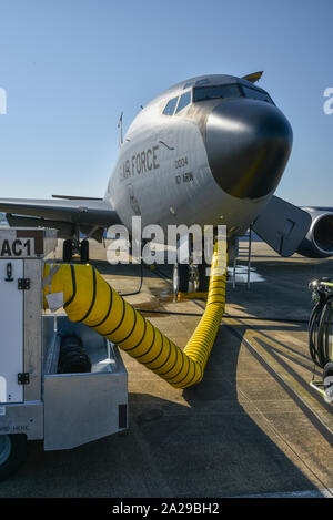 Air Crew- und Wartungspersonal von Die 117 Luftbetankung Flügel bereiten KC-135 R Stratotankers für eine historische 8 Schiff Start auf der 117 die Luftbetankung, Sumpter Smith ANGB, Birmingham, Alabama September 4, 2019. (U.S. Air National Guard Foto von Ken Johnson) Stockfoto