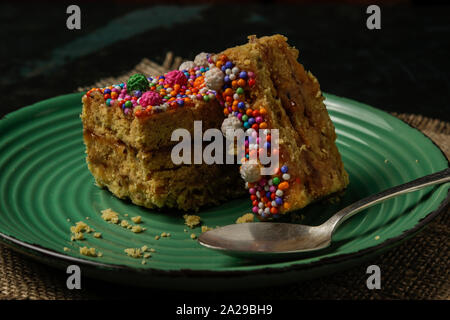 Peruanische klassische Dessert, Turron de Doña Pepa mit Honig und Süßwaren Stockfoto