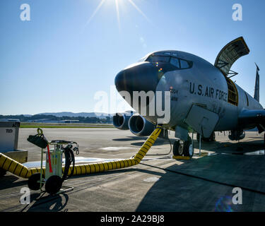 Air Crew- und Wartungspersonal von Die 117 Luftbetankung Flügel bereiten KC-135 R Stratotankers für eine historische 8 Schiff Start auf der 117 die Luftbetankung, Sumpter Smith ANGB, Birmingham, Alabama September 4, 2019. (U.S. Air National Guard Foto von Ken Johnson) Stockfoto