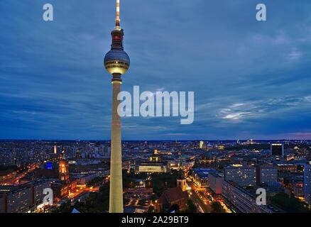 Berliner Fernsehturm bei Sonnenuntergang fotografiert, von der gegenüberliegenden Hotel anzeigen Plattform fotografiert. Stockfoto