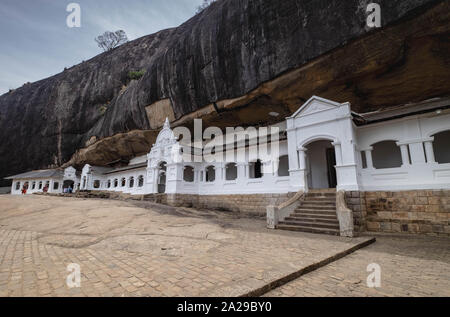 DAMBULLA/SRI LANKA - 07 August, 2019: Viele Leute an die größte Höhle in Dambulla, Sri Lanka reisen. Die größte Höhle für die Buddha Tempel in S Stockfoto