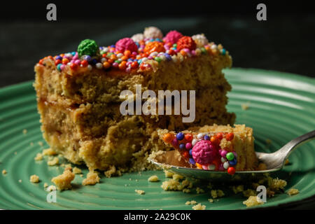 Peruanische klassische Dessert, Turron de Doña Pepa mit Honig und Süßwaren Stockfoto