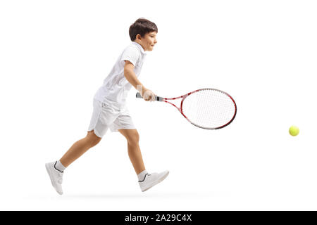 Volle Länge Profil Schoß eines Jungen mit einem Tennisball auf weißem Hintergrund zu schlagen Stockfoto