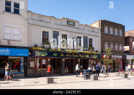 Der Mond unter Wasser, J D Wetherspoon, Wetherspoons, pub Public House, Watford, Hertfordshire, Großbritannien Stockfoto