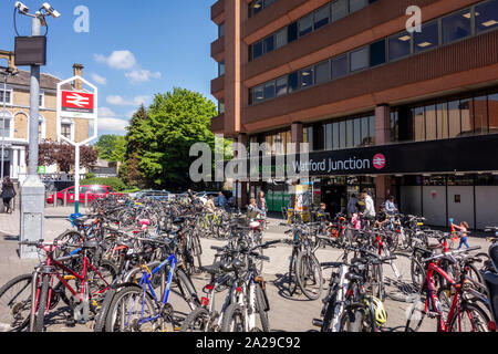 Die Außenseite des Watford Junction Railway Station, Watford, Hertfordshire, Großbritannien mit Fahrrädern außerhalb geparkt Stockfoto