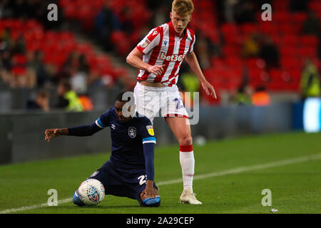 Stoke-on-Trent, Großbritannien. 01 Okt, 2019. Stoke City Mittelfeldspieler Sam Clucas (22) fouls Huddersfield Town defender Jaden Braun (28.) Während der EFL Sky Bet Championship Match zwischen Stoke City und Huddersfield Town an der Bet365 Stadium, Stoke-on-Trent, England am 1. Oktober 2019. Foto von Jurek Biegus. Nur die redaktionelle Nutzung, eine Lizenz für die gewerbliche Nutzung erforderlich. Keine Verwendung in Wetten, Spiele oder einer einzelnen Verein/Liga/player Publikationen. Credit: UK Sport Pics Ltd/Alamy leben Nachrichten Stockfoto