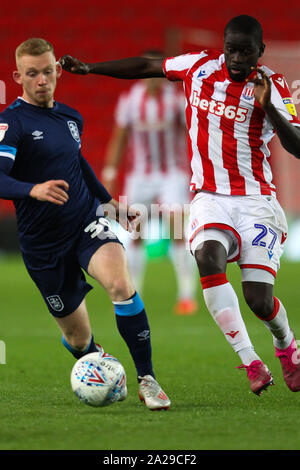 Stoke-on-Trent, Großbritannien. 01 Okt, 2019. Huddersfield Town Mittelfeldspieler Lewis O'Brien (39) jagt den Ball mit Stoke City Mittelfeldspieler Badou Ndiaye (27) Während der EFL Sky Bet Championship Match zwischen Stoke City und Huddersfield Town an der Bet365 Stadium, Stoke-on-Trent, England am 1. Oktober 2019. Foto von Jurek Biegus. Nur die redaktionelle Nutzung, eine Lizenz für die gewerbliche Nutzung erforderlich. Keine Verwendung in Wetten, Spiele oder einer einzelnen Verein/Liga/player Publikationen. Credit: UK Sport Pics Ltd/Alamy leben Nachrichten Stockfoto