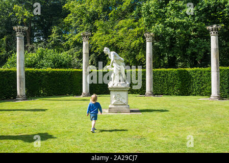 Cambridge, UK - Juli 2019: Gärten von Anglesey Abbey, ein Landhaus, National Trust Website, früher ein Priorat, im Dorf von Lode, nordöstlich von C Stockfoto