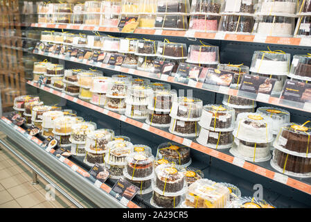 Minsk, Weißrussland - September 27, 2019: Supermarkt Zähler mit verschiedenen Kuchen Stockfoto