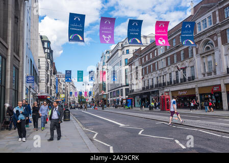 London, UK - August 2019: Strand (oder die Litze), eine große Straße Straße in Westminster, London mit Menschen und Touristen zu Fuß Stockfoto