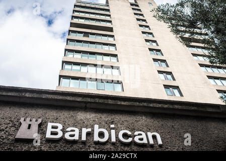 London, UK - August 2019: das Barbican Centre Außen brutalist Architecture. Das Barbican Centre ist ein Zentrum für darstellende Kunst in der Barbican Estate Stockfoto