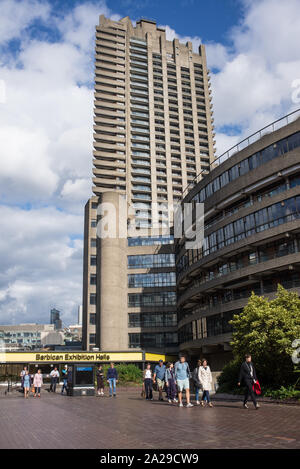 London, UK - August 2019: das Barbican Centre Außen brutalist Architecture. Das Barbican Centre ist ein Zentrum für darstellende Kunst in der Barbican Estate Stockfoto