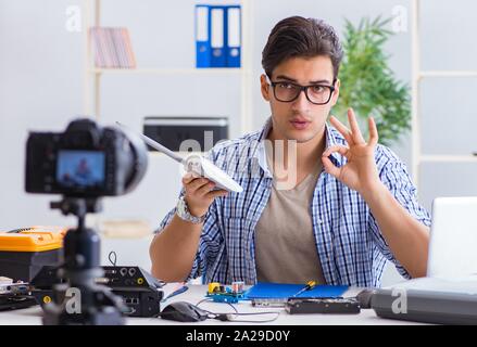 Die vlogger Recording Computer Reparatur auf Kamera für Vlog Blog Stockfoto