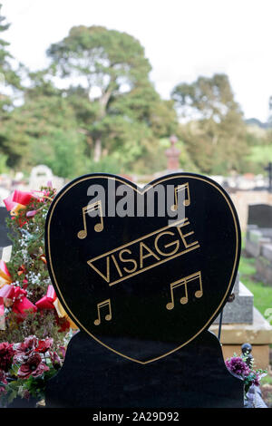 Das Grab des späten Visage Sänger Steve seltsam an der Jubilee Gardens Friedhof in Porthcawl, Großbritannien. Stockfoto