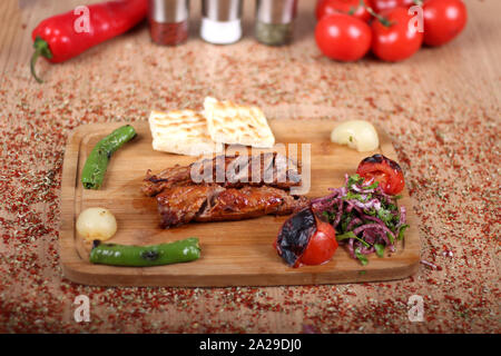 Rindfleisch Döner und frisches Gemüse auf einem hölzernen Tisch gefüllt mit Türkischen Gewürze Chef's Stockfoto