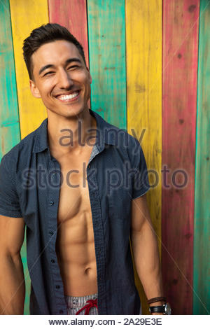 Portrait zuversichtlich, sorglos, hübscher junger Mann auf Sommer Terrasse