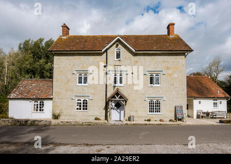 Ein traditioneller englischer Pub aus dem 16. Jahrhundert, Wiltshire Dorset, UK, Europa. Stockfoto