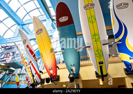 Surfboards innerhalb des weltberühmten Ron Jon Surf Shop in Cocoa Beach, Florida. Stockfoto