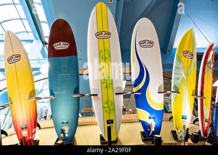 Surfboards innerhalb des weltberühmten Ron Jon Surf Shop in Cocoa Beach, Florida. Stockfoto