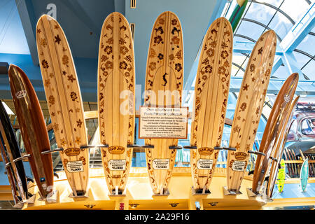 Surfboards innerhalb des weltberühmten Ron Jon Surf Shop in Cocoa Beach, Florida. Stockfoto