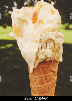 Köstliches Eis, Bio-Milch und selbstgemachtes Rezept Konzept - Eis schmelzen im Freien im Sommer süße Nachspeise essen im Urlaub Stockfoto