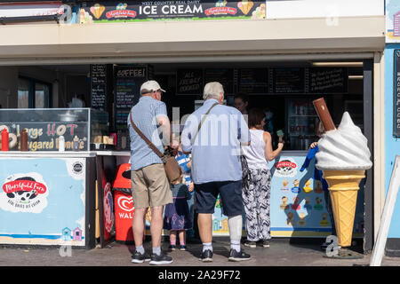 Die Menschen in der Warteschlange ein Eis am Strand essen Kiosk zu kaufen Stockfoto