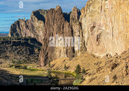 Oregon, Smith Rock State Park, international bekannten Ziel für Klettern, Crooked River Stockfoto