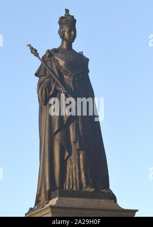 Bronzestatue der Königin Victoria vor den Parlamentsgebäuden von British Columbia. Die Skulptur stammt von Albert Bruce-Joy und wurde 1921 enthüllt. Stockfoto