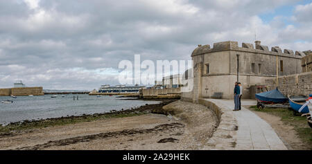 Portland Castle mit Blick auf den Hafen in Portland, Dorset. GROSSBRITANNIEN. Stockfoto