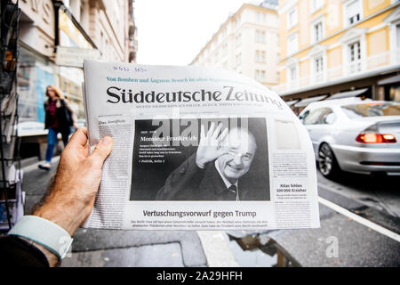 Paris, Frankreich, 27.September 2019: Mann kauft Süddeutsche Zeitung mit Jacques Chirac auf der Abdeckung der Zeitung nach dem Tod des ehemaligen französischen Präsidenten im Alter von 86 Jahren Monsieur Frankreich Stockfoto