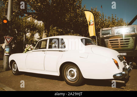 Straßburg, Frankreich - Sep 21, 2019: Seitenansicht des weißen Luxus Hochzeit limousine Rolls-Royce Auto auf Französische Straße geparkt Stockfoto