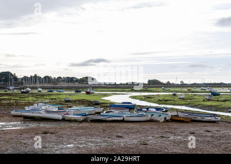 Alte hölzerne Boote bei Ebbe in Christchurch Harbour Hampshire Stockfoto