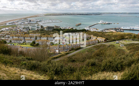 Portland, Dorset, Ansicht des Dorfes Fortuneswell auf der Isle of Portland mit Chesil Beach im Hintergrund, Jurassic Coast, UK. Stockfoto