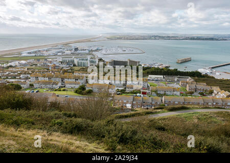 Portland, Dorset, Ansicht des Dorfes Fortuneswell auf der Isle of Portland mit Chesil Beach im Hintergrund, Jurassic Coast, UK. Stockfoto