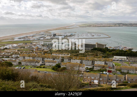 Portland, Dorset, Ansicht des Dorfes Fortuneswell auf der Isle of Portland mit Chesil Beach im Hintergrund, Jurassic Coast, UK. Stockfoto