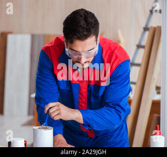 Die yooung Schlosser Tischler arbeiten mit Paint malen Stockfoto