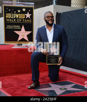 Los Angeles, USA. 01 Okt, 2019. Schauspieler und Filmemacher Tyler Perry hält eine Replik Plakette während einer enthüllungsfeier ihn ehrt mit dem 2.675 th Stern auf dem Hollywood Walk of Fame in Los Angeles am Dienstag, 1. Oktober 2019. Foto von Jim Ruymen/UPI Quelle: UPI/Alamy leben Nachrichten Stockfoto