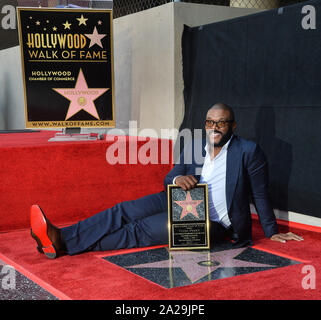 Los Angeles, USA. 01 Okt, 2019. Schauspieler und Filmemacher Tyler Perry hält eine Replik Plakette während einer enthüllungsfeier ihn ehrt mit dem 2.675 th Stern auf dem Hollywood Walk of Fame in Los Angeles am Dienstag, 1. Oktober 2019. Foto von Jim Ruymen/UPI Quelle: UPI/Alamy leben Nachrichten Stockfoto