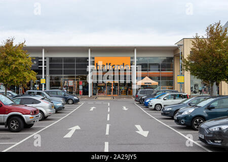 04/01/2019 Havant, Hampshire, UK das Äußere eines Halfords Store mit dem Parkplatz Stockfoto