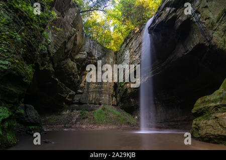 Wasserfall in Tonti Canyon Nach einer September Regen. Verhungert Rock State Park, Illinois, USA Stockfoto