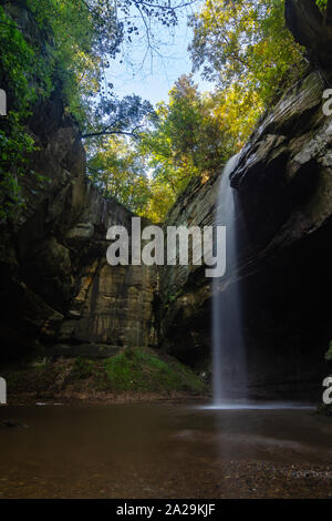 Wasserfall in Tonti Canyon Nach einer September Regen. Verhungert Rock State Park, Illinois, USA Stockfoto