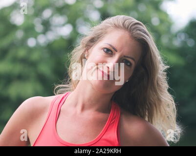 Porträt einer sportlichen Frau in den dreißiger Jahren im Park Stockfoto