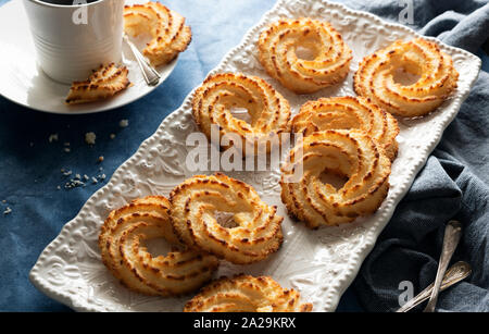 Eine Platte der Coconut macaroon Kekse. Stockfoto