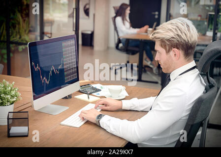 Broker oder Investor Analyse chart im Amt. Der Handel mit Aktien Grafik auf dem Bildschirm. Stockfoto